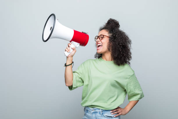 여성 젊은 자원 봉사자의 초상화 - screaming shouting women using voice 뉴스 사진 이미지