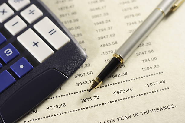 istock Poor financial figures pen and calculator. 145996874