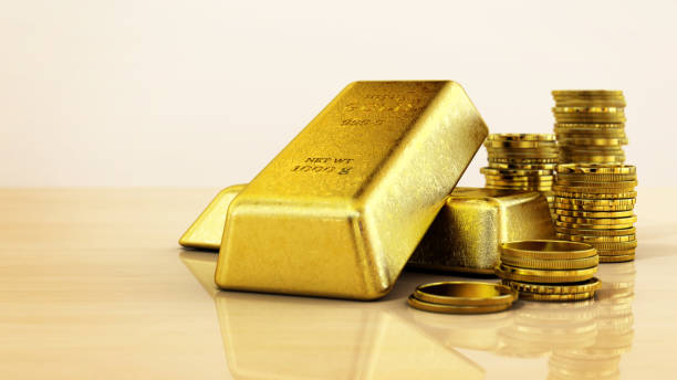 lingotti d'oro da 1 kg e pila di monete d'oro in piedi sulla superficie di legno. copia lo spazio a sinistra - gold ingot coin bullion foto e immagini stock