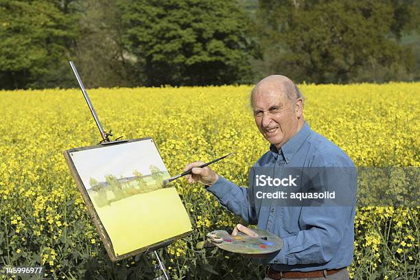 Sénior Masculino Artista Pintando Em Um Campo Cheio De Colza - Fotografias de stock e mais imagens de Homens Idosos