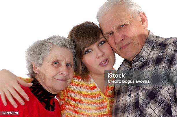 Feliz Avós E Neta Olhando Para A Câmara - Fotografias de stock e mais imagens de 20-29 Anos - 20-29 Anos, 70 anos, Adulto