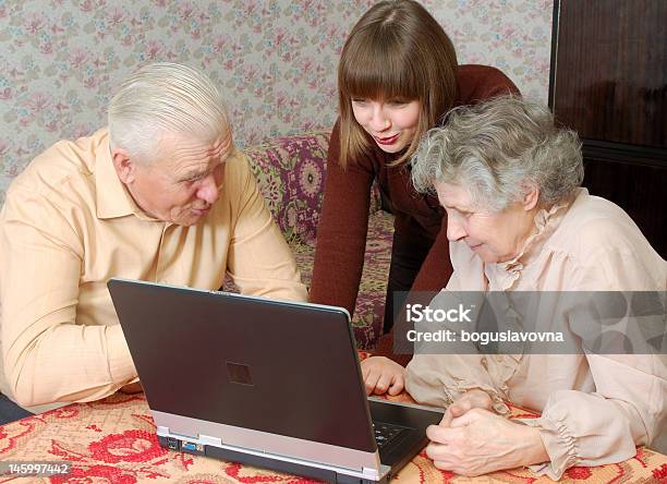 Foto de Avós E Neta Olhando Para O Laptop e mais fotos de stock de 20 Anos - 20 Anos, 70 anos, Adulto