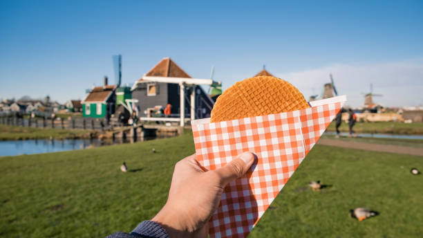 stroopwafel a zaanse schans è una tipica cialda olandese ripiena di sciroppo di caramello. - amsterdam traditional culture netherlands wood foto e immagini stock