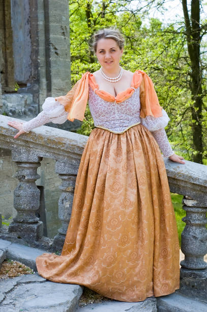 piękne arystokratycznej kobieta na zamek ruins - evening gown retro revival fashion old fashioned zdjęcia i obrazy z banku zdjęć