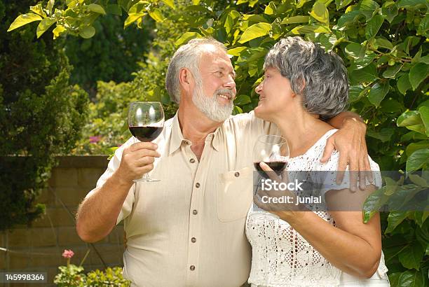 Seniorzy W Ogrodzie - zdjęcia stockowe i więcej obrazów Aktywni seniorzy - Aktywni seniorzy, Alkohol - napój, Codzienne ubranie