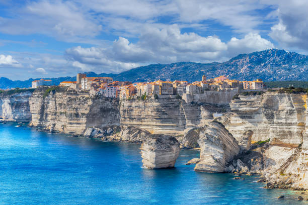 paesaggio con la città di bonifacio nell'isola della corsica - roccia sedimentaria foto e immagini stock