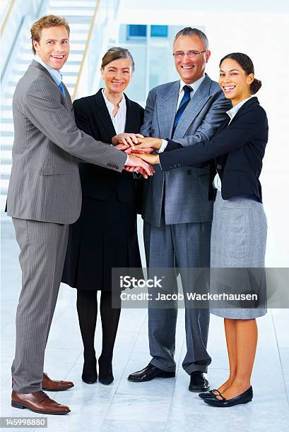 Ludzie Biznesu Na Stos Ręce - zdjęcia stockowe i więcej obrazów Biznes - Biznes, Sterta - Aranżacja, Aktywni seniorzy