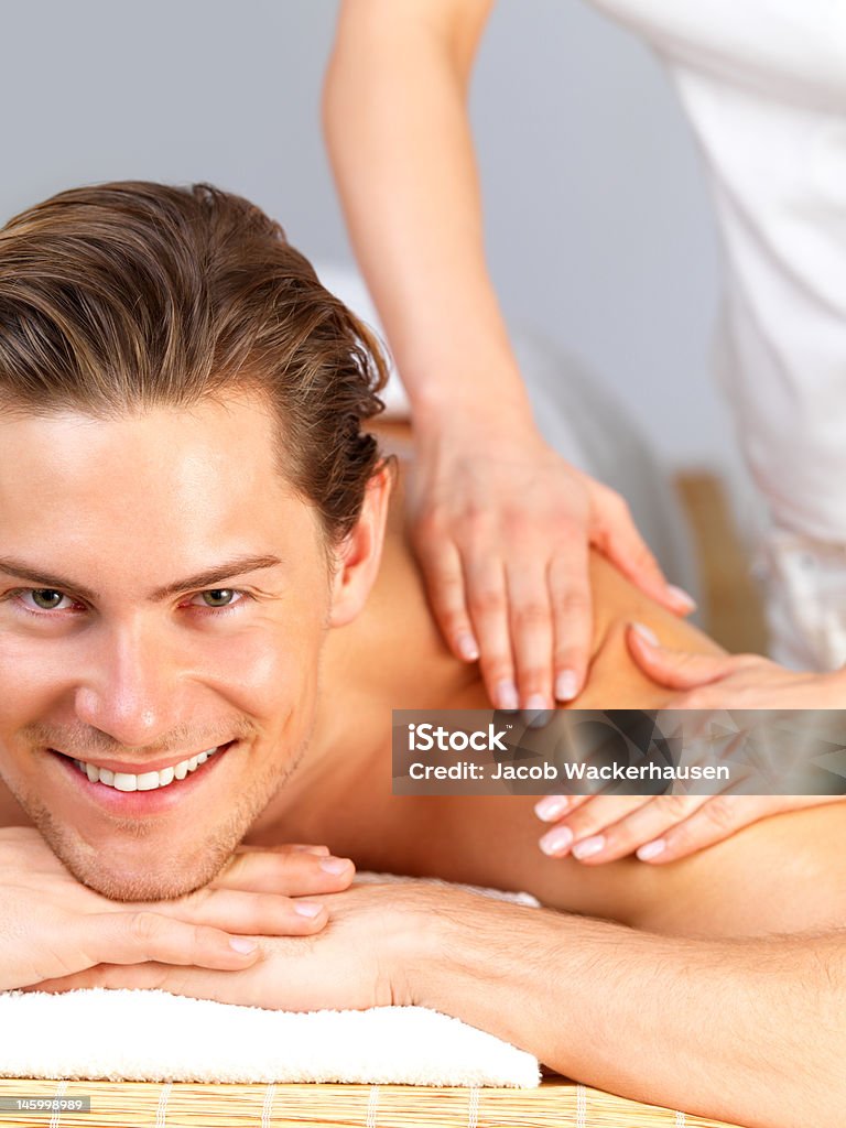 Close-up de um homem jovem feliz com Massagem nos ombros - Royalty-free 20-24 Anos Foto de stock