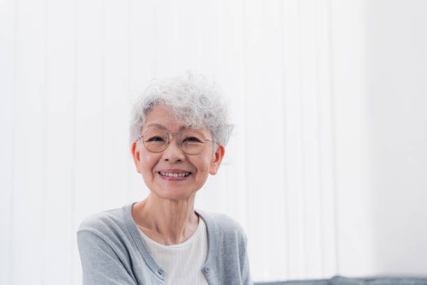 笑顔でカメラを見る年配の女性 - beautiful senior woman ストックフォトと画像