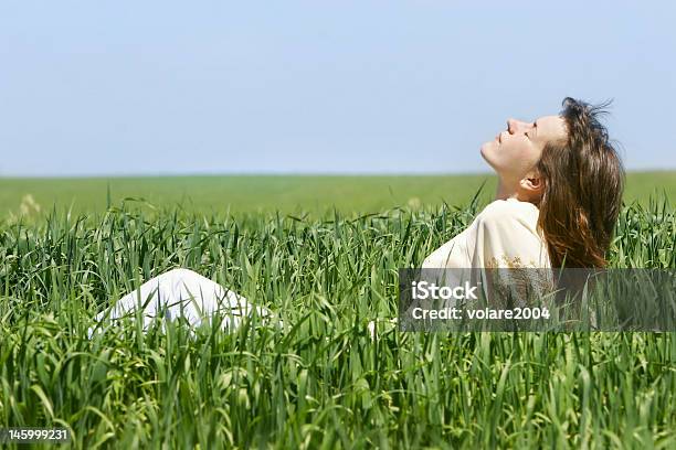 Photo libre de droit de Jeune Fille De Détente En Vert Herbe banque d'images et plus d'images libres de droit de Adulte - Adulte, Beauté, Beauté de la nature