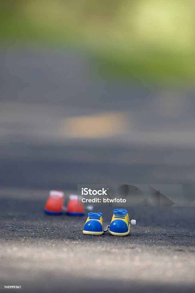 Scarpe da corsa giocattolo-verticale - Foto stock royalty-free di Atletica leggera