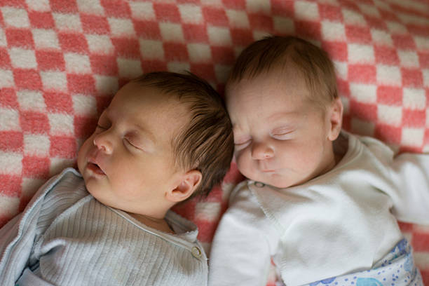 bellissimo bambini dormire - twin newborn baby baby girls foto e immagini stock