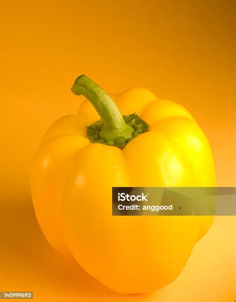 Pimiento Amarillo Foto de stock y más banco de imágenes de Amarillo - Color - Amarillo - Color, Color - Tipo de imagen, Fondo amarillo