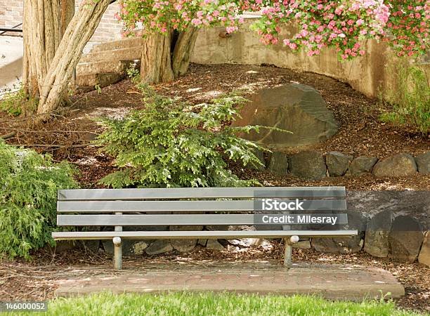 Photo libre de droit de Banc De Jardin banque d'images et plus d'images libres de droit de Aluminium - Aluminium, Aubépine - Plante, Banc