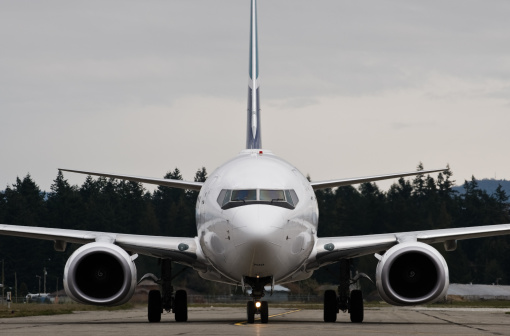 Boeing 737 taxiing to ramp