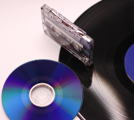 Nostalgia. Soportes de música analógicos. Cassette música. Vinilo. CD. Calidad de sonido. Vintage. Tiempos pasados. Música en casa. Discos. Cintas cassette.