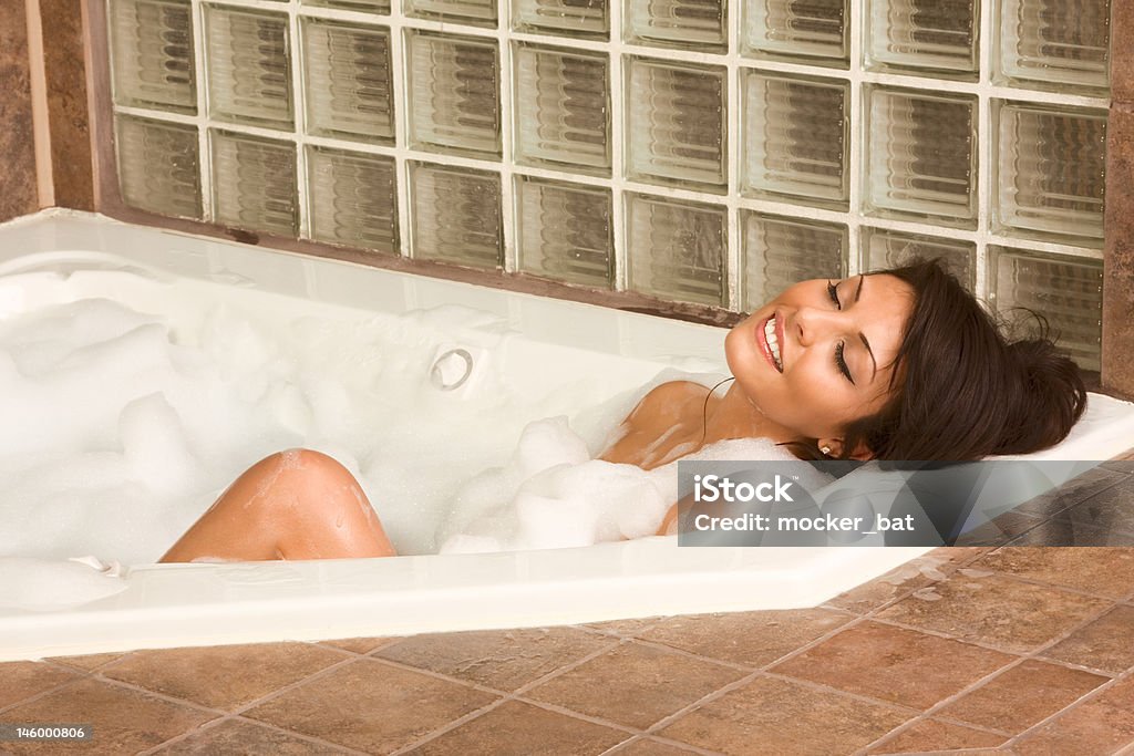 Attraente giovane donna prendendo un bagno Gole - Foto stock royalty-free di Lusso