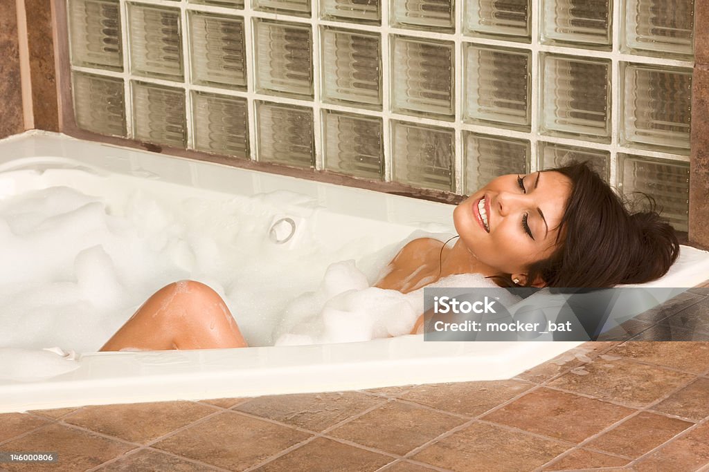 Atraente Jovem mulher tomando banho desfiladeiros - Foto de stock de Banheira royalty-free