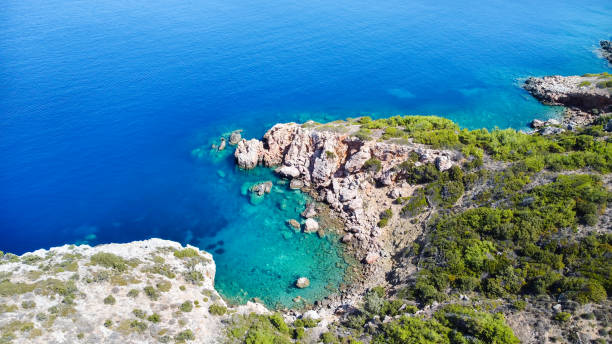 ilha de chios - grécia. praia de didima ou didyma (literalmente gêmeos) praia no lado oeste da ilha - chios island - fotografias e filmes do acervo