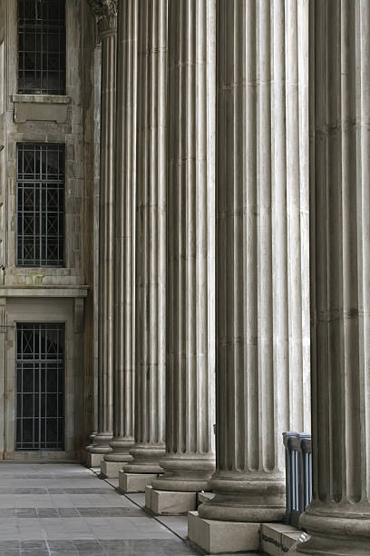 a estabilidade e a confiabilidade do sistema jurídico - column legal system university courthouse - fotografias e filmes do acervo