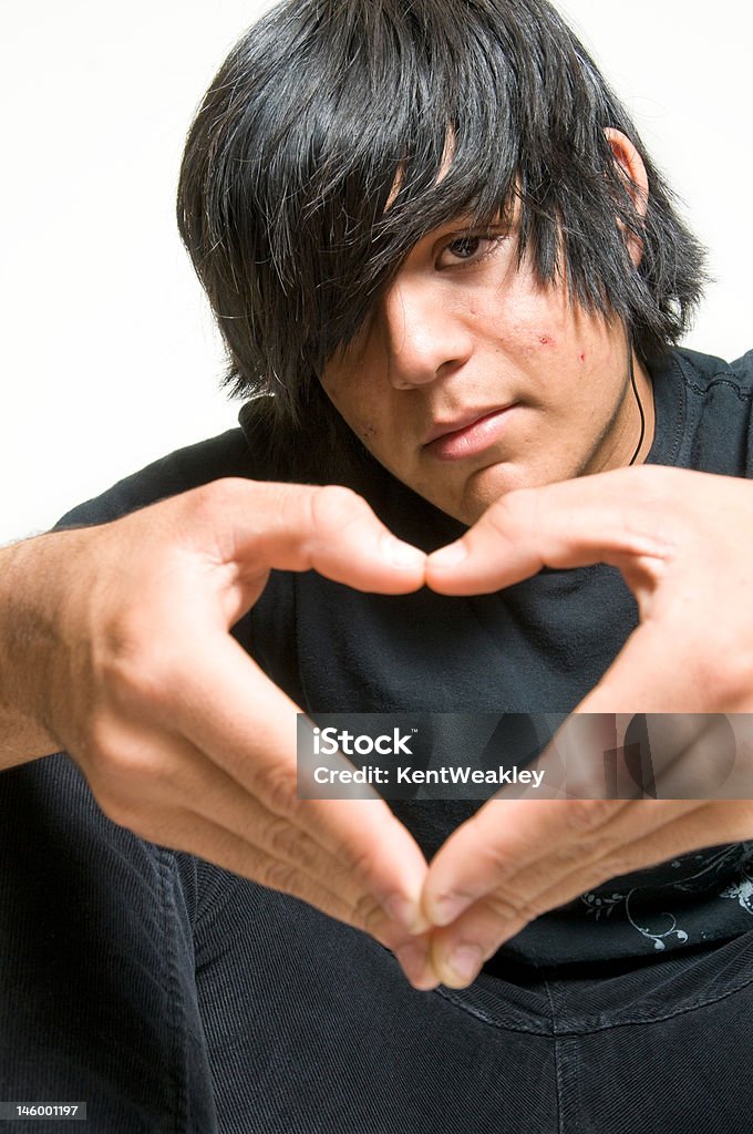 Teen boy en forme de cœur avec les mains - Photo de Goth libre de droits