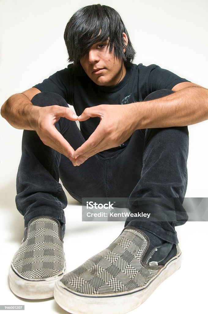 Teen rapaz fazendo forma de coração com as Mãos - Royalty-free Emo Foto de stock