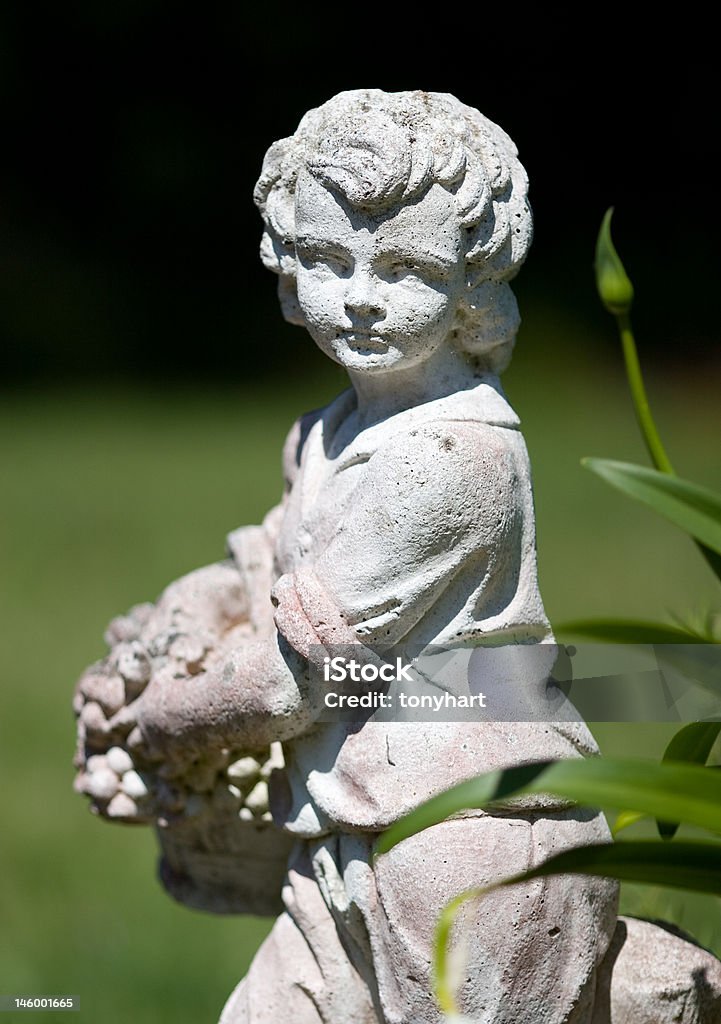 Estatua de niño en un jardín - Foto de stock de Accesorio de jardín libre de derechos