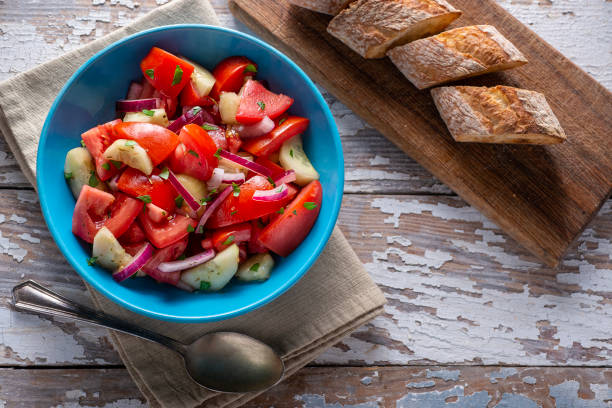ensalada de pepino de tomate - condiment healthy lifestyle vinegar cooking oil fotografías e imágenes de stock