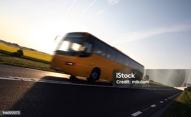 Bus Und Oilseed Stockfoto und mehr Bilder von Bus - Bus, Raps, Europa - Kontinent