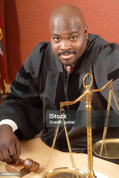 Uśmiech Sędzia - zdjęcia stockowe i więcej obrazów Afroamerykanin - Afroamerykanin, Afrykanin, Budynek sądu