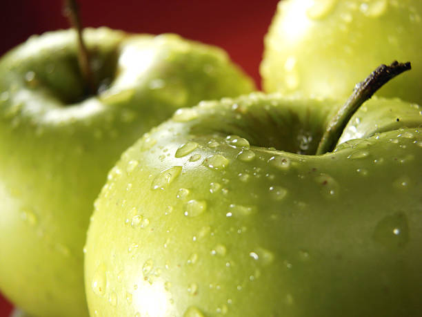 Maçã Verde em vermelho com waterdrops 3 - fotografia de stock