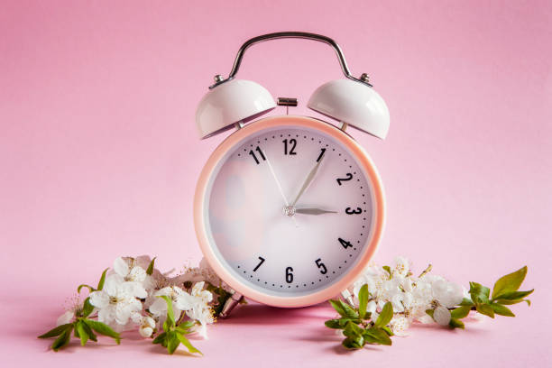 봄 앞으로 시간 - 저축 일광 개념 - focus on foreground alarm clock deadline time 뉴스 사진 이미지