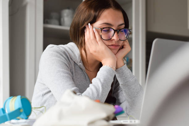 estudante do sexo feminino adormecendo enquanto estuda na frente do computador portátil - sleeping high school desk education - fotografias e filmes do acervo