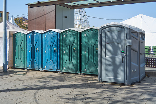 Seis cabinas de baño de plástico de diferentes colores. photo