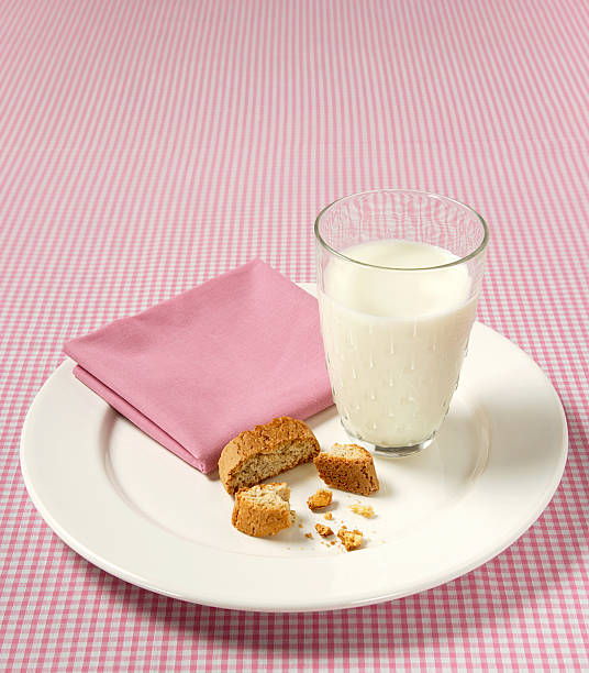 cookies et lait - tabard photos et images de collection