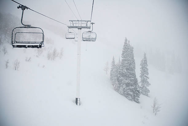 пустой подъемник - ski resort winter snow blizzard стоковые фото и изображения