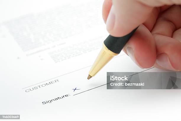 Firma De Un Contrato Foto de stock y más banco de imágenes de Acuerdo - Acuerdo, Blanco - Color, Bolígrafo de punta esférica