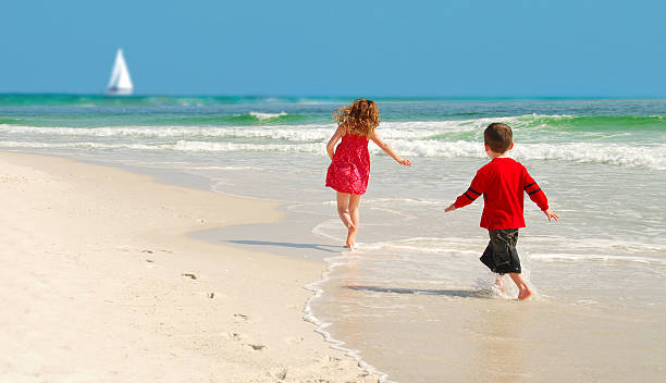 surf sur la plage et les vacanciers - pensacola photos et images de collection