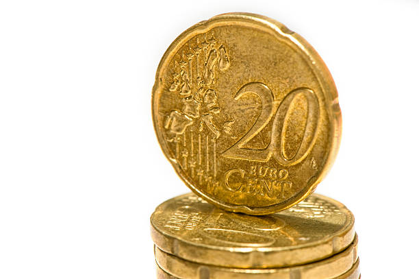 2 o eurocent en pila de monedas - moneda de veinte cinco centavos fotografías e imágenes de stock