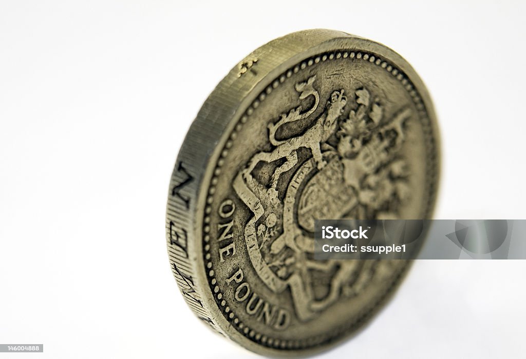 Libra Grubby moneda close-up Aislado en blanco - Foto de stock de Moneda libre de derechos