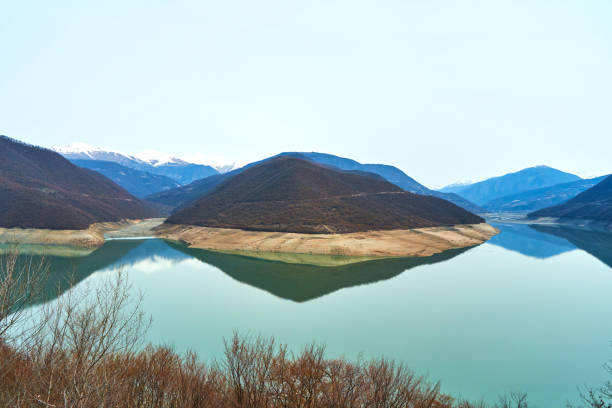 embalse de zhinvali en las montañas de georgia. agua azul sobre un fondo de montañas - valley georgia river mountain fotografías e imágenes de stock