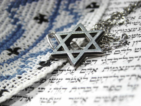 Judía símbolos religiosos en primer plano de 3 photo