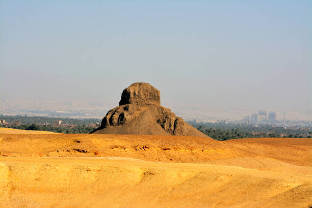 pirámide de amenemhat iii, la pirámide negra construida por amenemhat el 3er en dahshur, llamada pirámide negra por su apariencia oscura y decadente como un montículo de escombros, el núcleo de la superestructura era de ladrillo de barro - giza pyramids egypt north africa africa fotografías e imágenes de stock