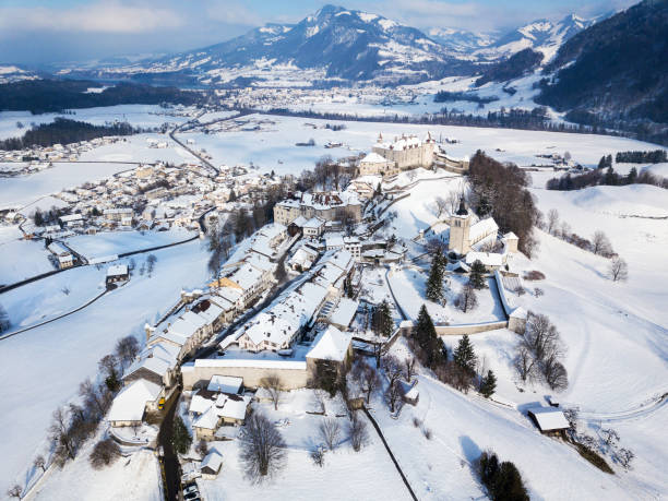 аэрофотоснимок средневекового города грюйер с замком зимой - fribourg canton built structure switzerland architectural styles стоковые фото и изображения