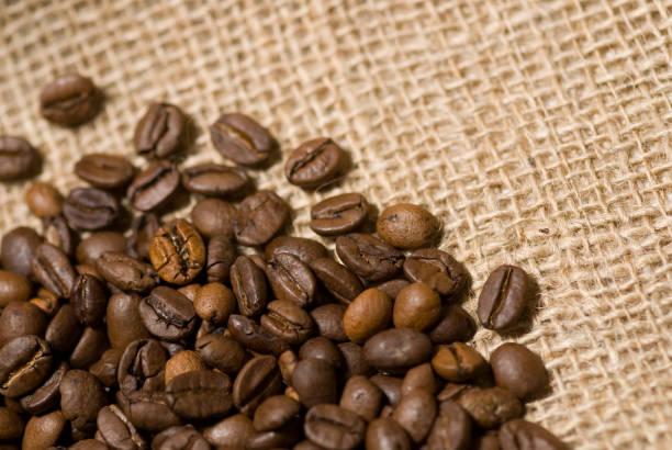 grains de café - coffee sack photos et images de collection