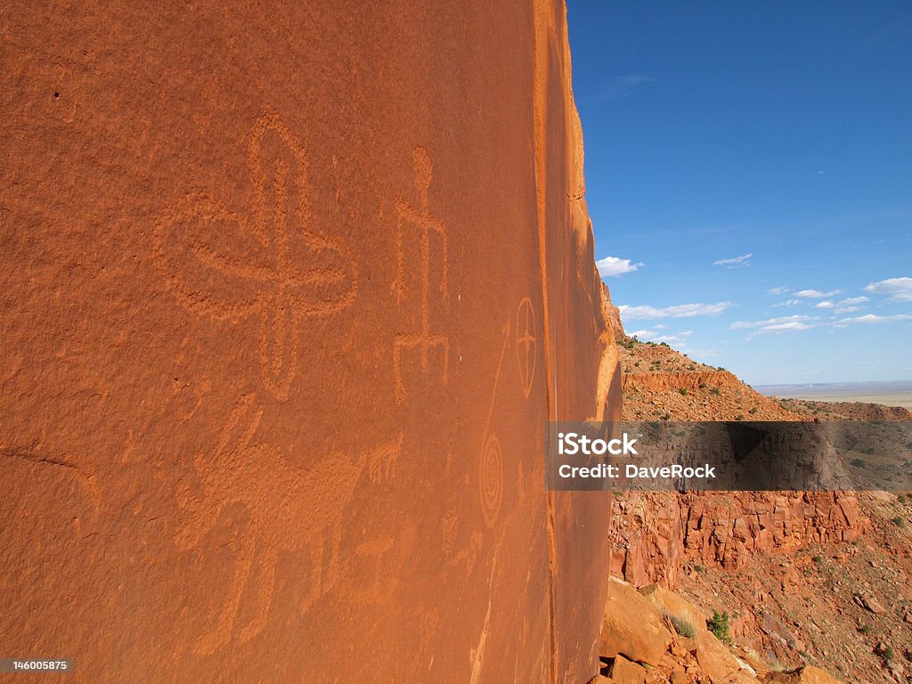 Petroglyphs de Vermillion Cliffs - Foto de stock de Acantilado libre de derechos