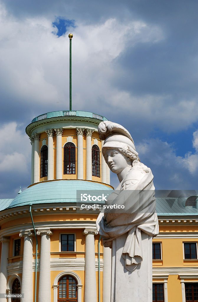 Klassische-statue und Gebäude - Lizenzfrei Alt Stock-Foto