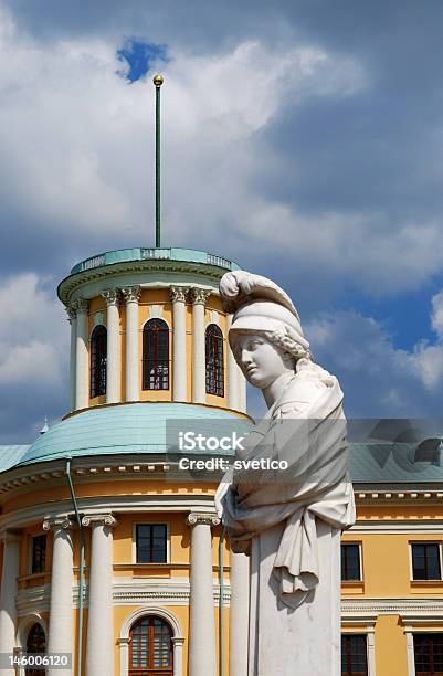 Estatua De Clásica Y Construcción Foto de stock y más banco de imágenes de Aire libre - Aire libre, Amarillo - Color, Arquitectura