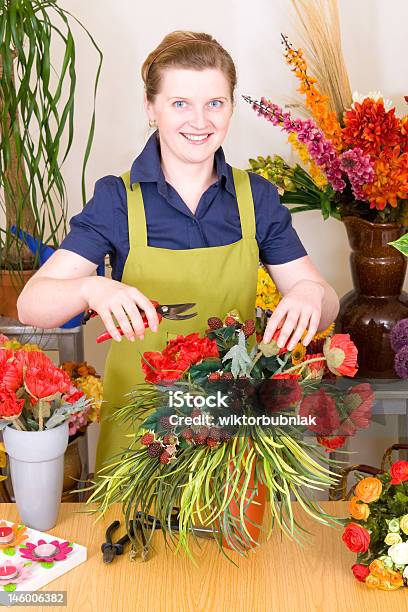 Young Florist Stockfoto und mehr Bilder von Arbeiten - Arbeiten, Arbeiter, Arrangieren