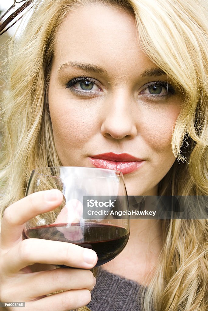 ワインを飲みながら美しい少女 - アルコール飲料のロイヤリティフリーストックフォト